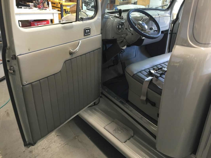ford-f1-vintage-car-custom-interior